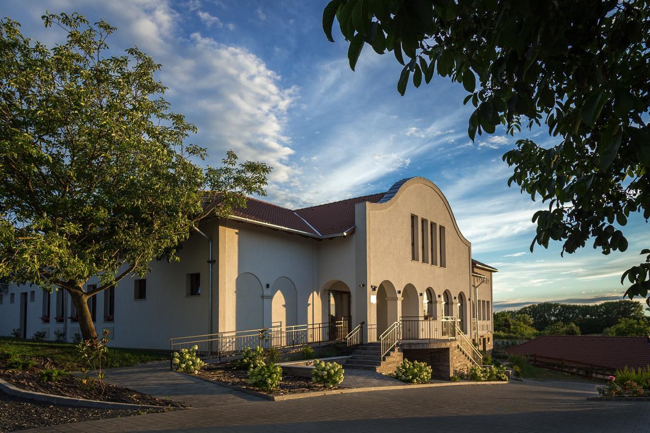 Radhe Resort Es Syam Meditacios Es Rendezvenykozpont Somogyvamos Exterior foto