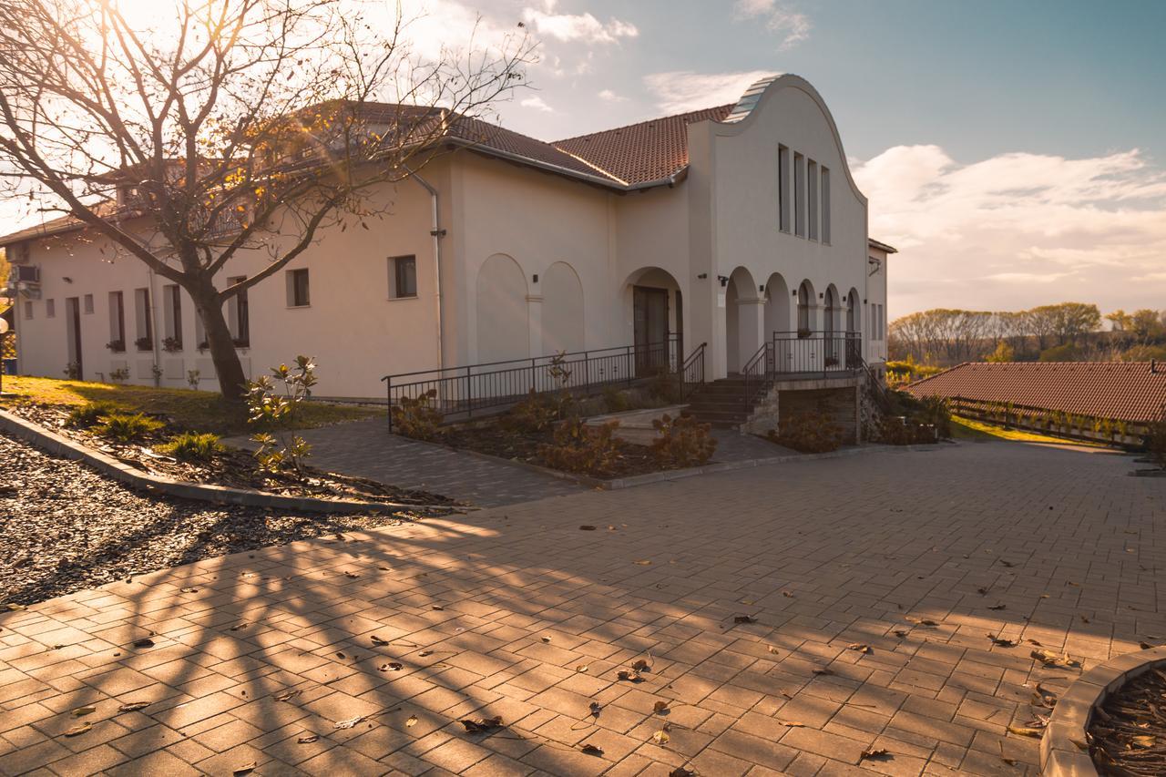 Radhe Resort Es Syam Meditacios Es Rendezvenykozpont Somogyvamos Exterior foto