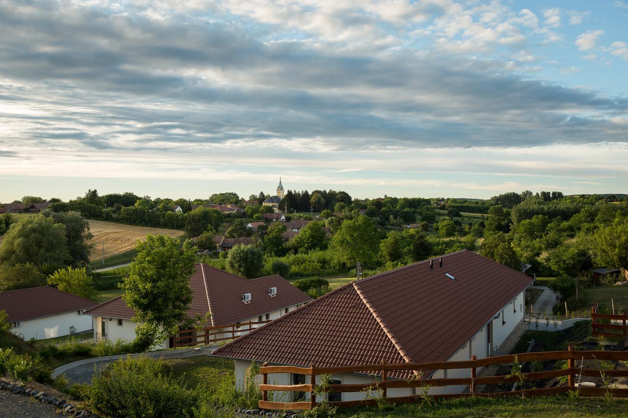 Radhe Resort Es Syam Meditacios Es Rendezvenykozpont Somogyvamos Exterior foto