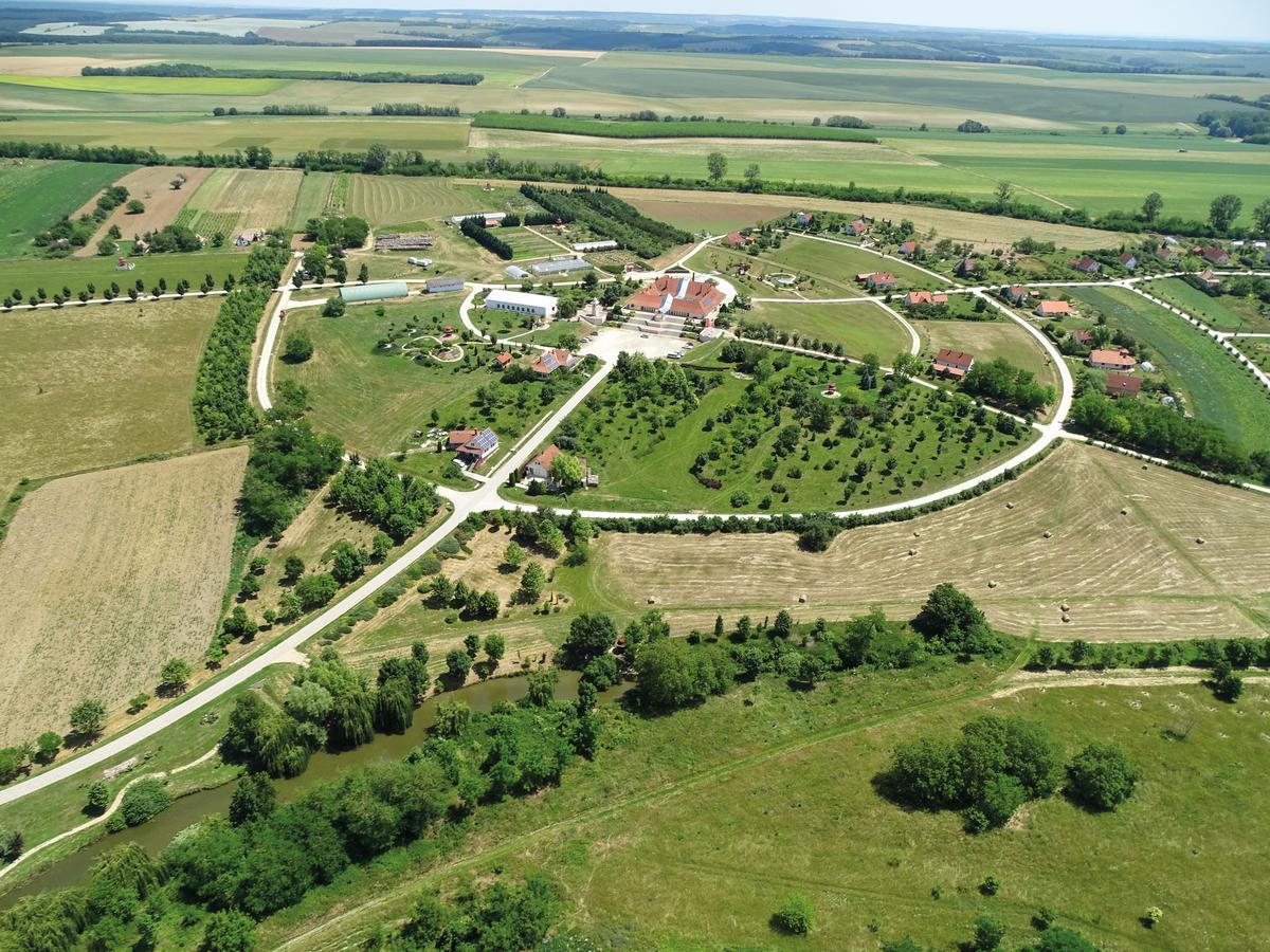 Radhe Resort Es Syam Meditacios Es Rendezvenykozpont Somogyvamos Exterior foto
