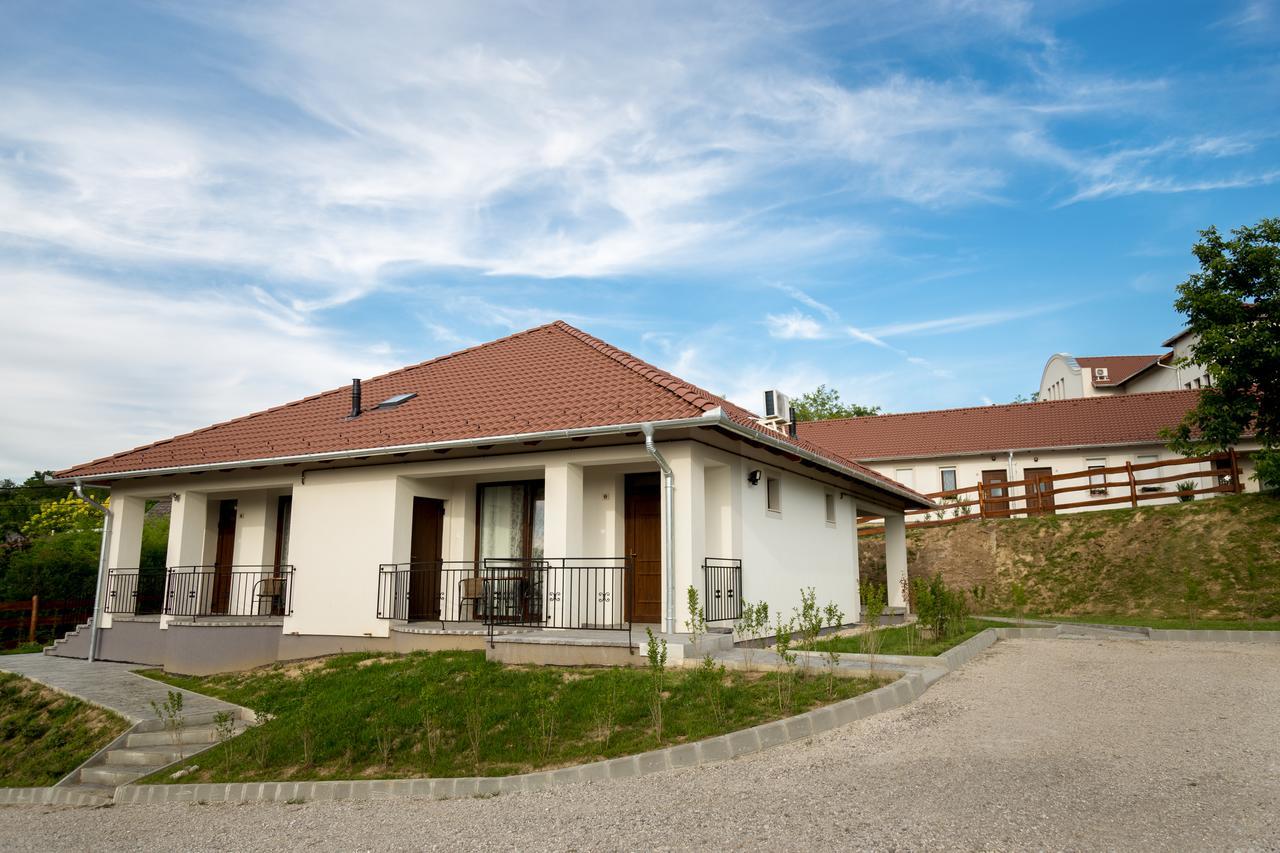 Radhe Resort Es Syam Meditacios Es Rendezvenykozpont Somogyvamos Exterior foto
